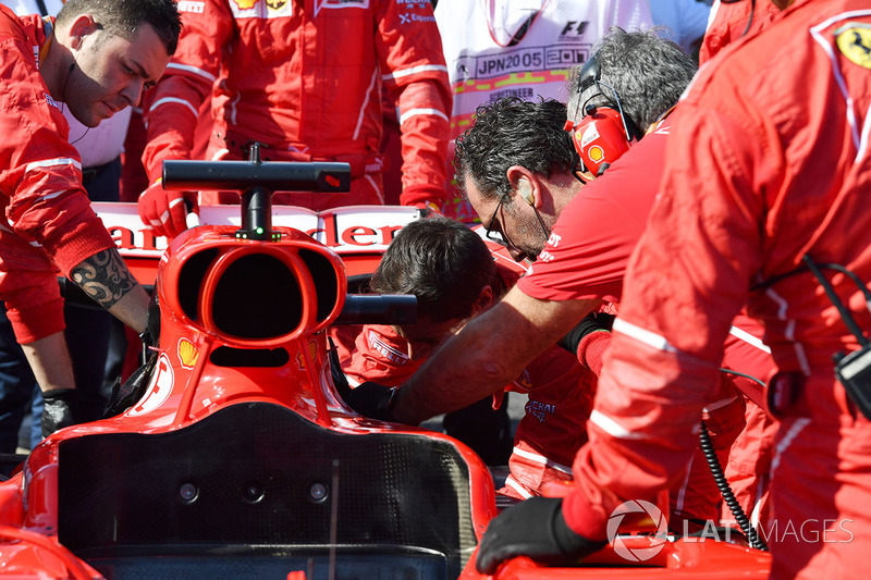 Les mécaniciens Ferrari travaillent sur la voiture de Sebastian Vettel, Ferrari SF70H