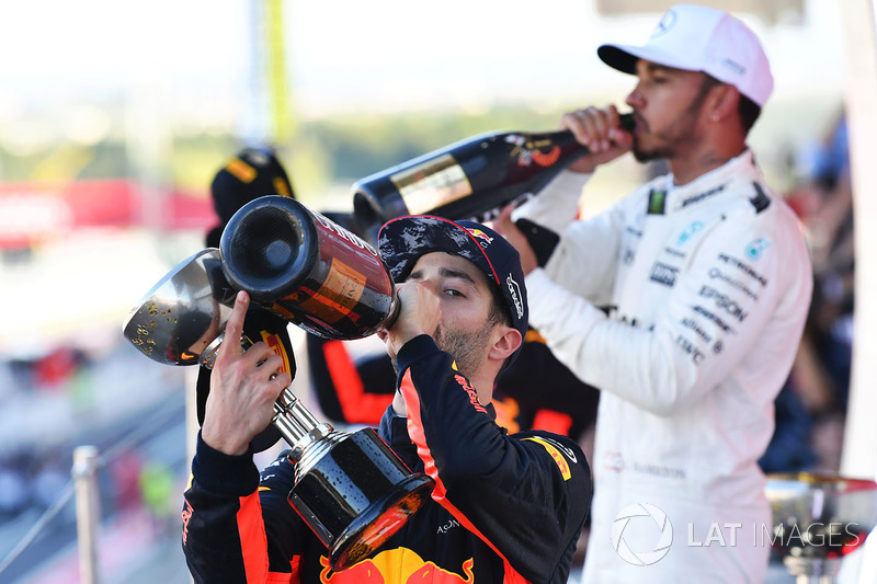 Daniel Ricciardo, Red Bull Racing e Lewis Hamilton, Mercedes AMG F1 festeggiano sul podio con lo cha