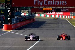 Kimi Raikkonen, Ferrari SF70H, ve Sergio Perez, Sahara Force India F1 VJM10