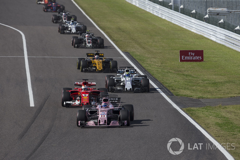 Sergio Pérez, Sahara Force India VJM10 y Sebastian Vettel, Ferrari SF70H