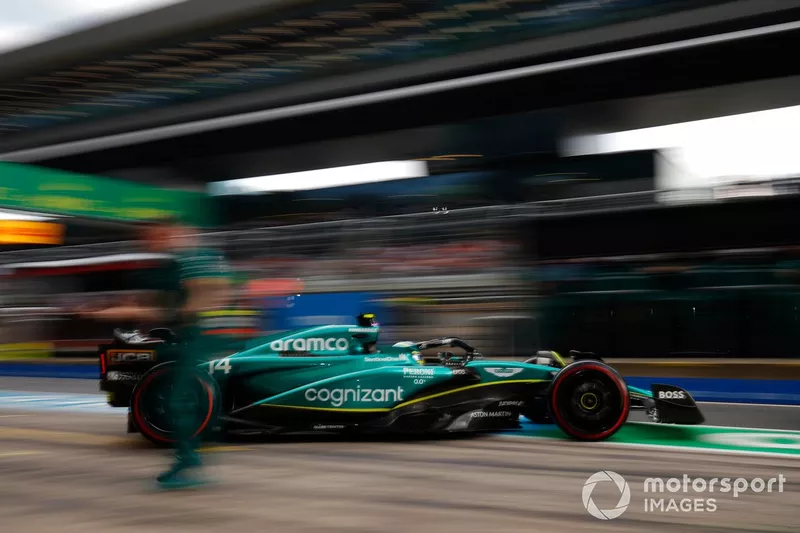 Fernando Alonso, Aston Martin AMR23, lascia il garage