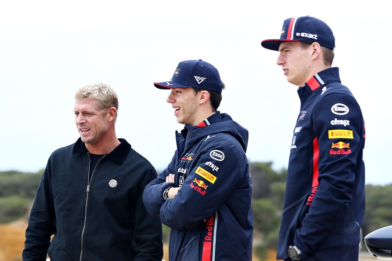 Il tre volte campione del mondo di surf Mick Fanning porta Max Verstappen e Pierre Gasly a fare surf a Torquay