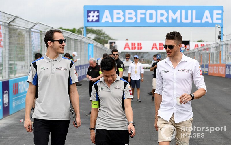 Edoardo Mortara, Venturi Formula E, cammina in pista con alcuni membri del team