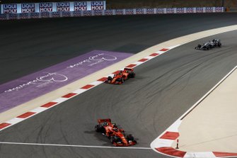 Charles Leclerc, Ferrari SF90, voor Sebastian Vettel, Ferrari SF90 en Lewis Hamilton, Mercedes AMG F1 W10