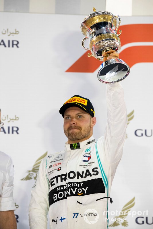 Valtteri Bottas, Mercedes AMG F1, secondo, con il suo trofeo