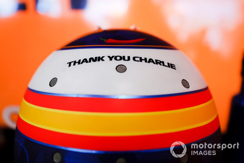 Un homenaje a Charlie Whiting, Director de Carrera, FIA, en el casco de Carlos Sainz Jr., McLaren