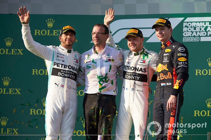 Льюіс Хемілтон, Mercedes AMG F1, друга позиція, делегат Mercedes, Валттері Боттас, Mercedes AMG F1, перша позиція, та Макс Ферстаппен, Red Bull Racing, третя позиція, подіум