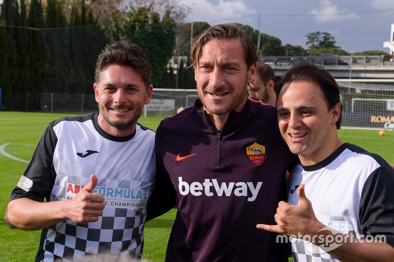 Giancarlo Fisichella y Felipe Massa con Francesco Totti en el partido de las Leyendas de la Roma contra los pilotos de Fórmula E