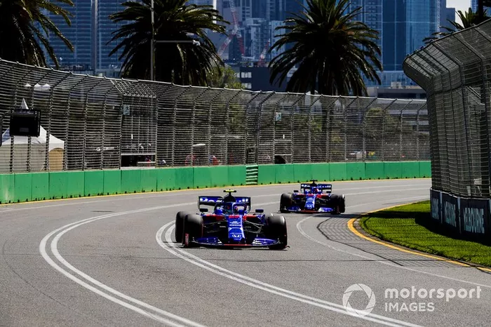 Alexander Albon, Toro Rosso STR14, leads Daniil Kvyat, Toro Roso STR14