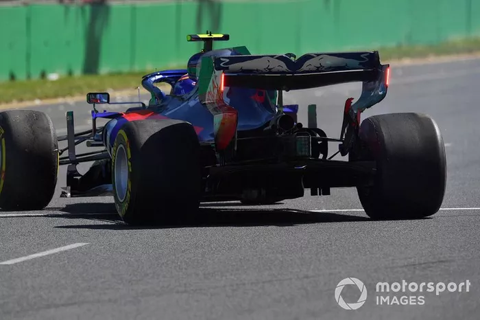 Alexander Albon, Toro Rosso STR14, suffers a spin and damages his front wing