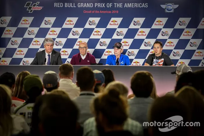 Il Presidente della FIM Jorge Viegas, il CEO della Dorna Carmelo Ezpeleta, il padre di Hayden, Earl, e il fratello Tommy