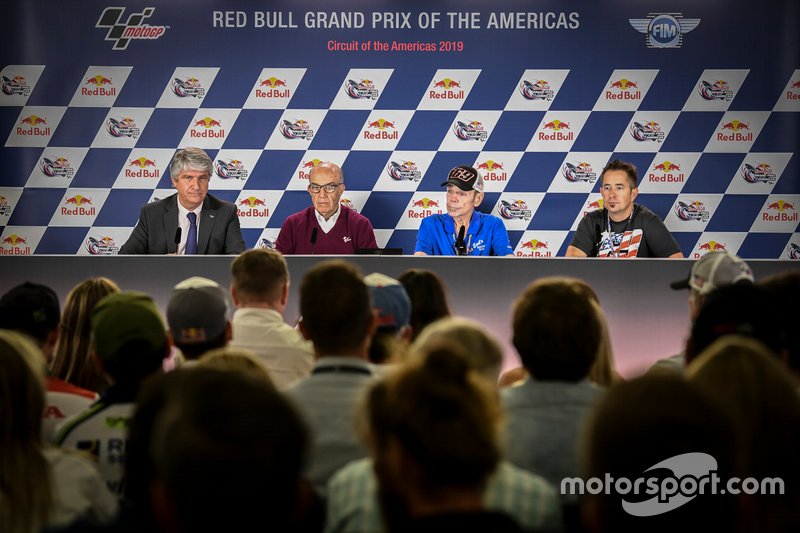 Jorge Viegas, Presidente de la FIM, Carmelo Ezpeleta, CEO de Dorna, el padre de Hayden, Earl, y su hermano Tommy.