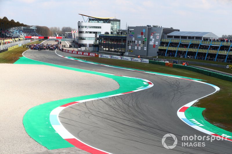 La griglia di partenza e parte della pista