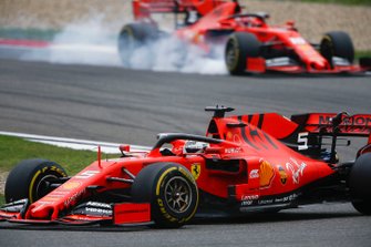 Sebastian Vettel, Ferrari SF90, voor Charles Leclerc, Ferrari SF90