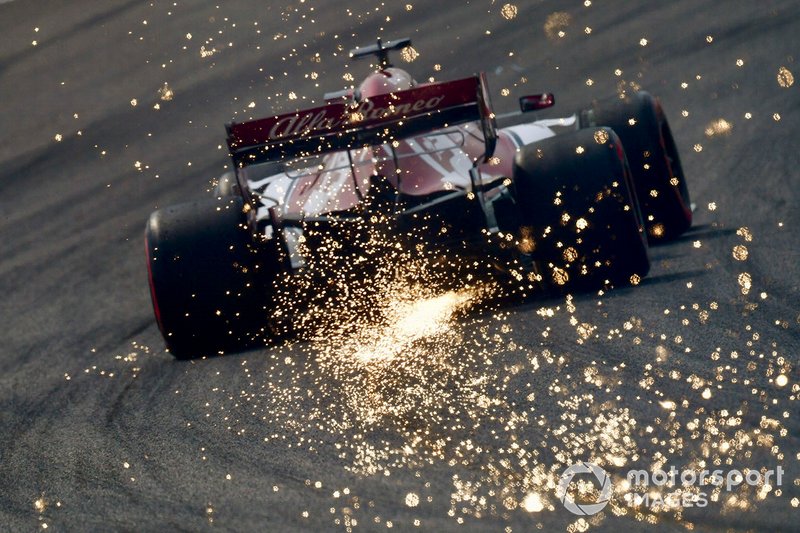 Des étincelles sortent de la voiture de Kimi Raikkonen, Alfa Romeo Racing C38