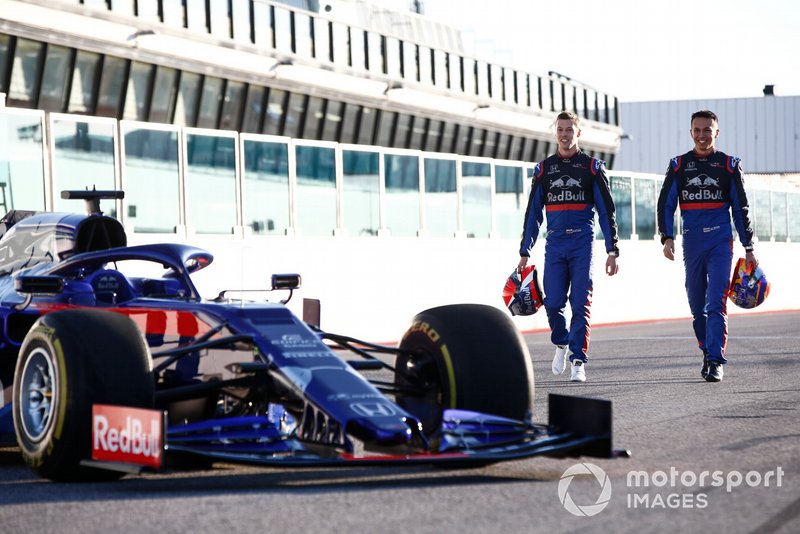 Daniil Kvyat, Toro Roso STR14 and Alexander Albon, Scuderia Toro Rosso STR14