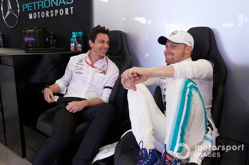 Toto Wolff, Direktör, Mercedes AMG ve Valtteri Bottas, Mercedes AMG F1