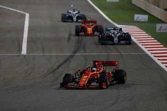 Sebastian Vettel, Ferrari SF90, voor Valtteri Bottas, Mercedes AMG W10, Charles Leclerc, Ferrari SF90, en Lewis Hamilton, Mercedes AMG F1 W10