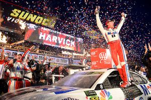 Kevin Harvick, Stewart-Haas Racing, Ford Fusion Mobil 1, celebrates in Victory Lane