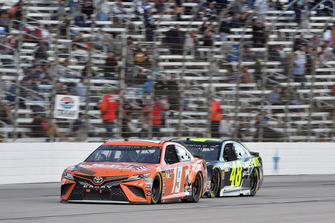 Daniel Suarez, Joe Gibbs Racing, Toyota Camry ARRIS, Jimmie Johnson, Hendrick Motorsports, Chevrolet Camaro Lowe's