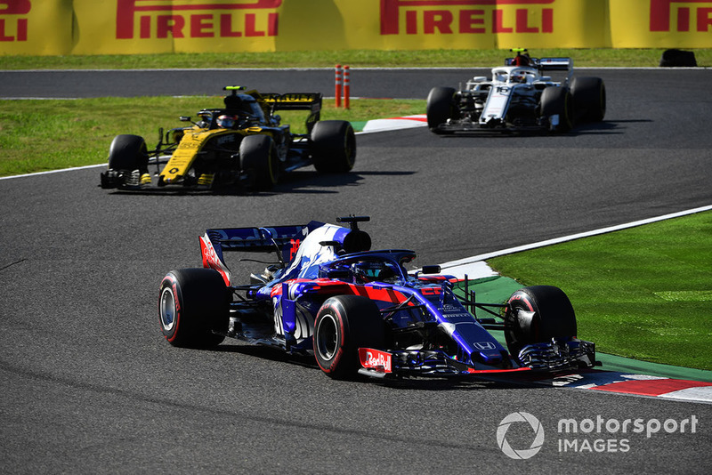 Brendon Hartley, Scuderia Toro Rosso STR13 leads Carlos Sainz Jr., Renault Sport F1 Team R.S. 18 and Charles Leclerc, Sauber C37 