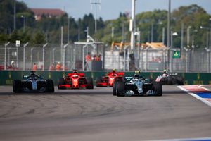 Valtteri Bottas, Mercedes AMG F1 W09, voor Lewis Hamilton, Mercedes AMG F1 W09, Sebastian Vettel, Ferrari SF71H, en Kimi Raikkonen, Ferrari SF71H 