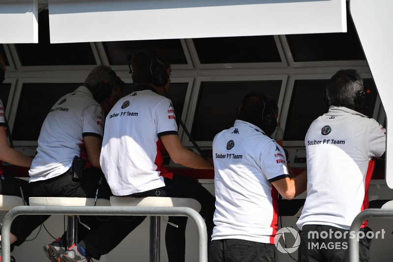 Sauber pit wall gantry