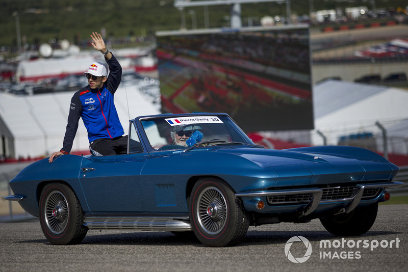 Pierre Gasly, Toro Rosso, nella drivers parade 