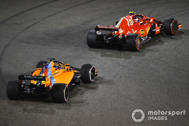 Kimi Raikkonen, Ferrari SF71H y Fernando Alonso, McLaren MCL33
