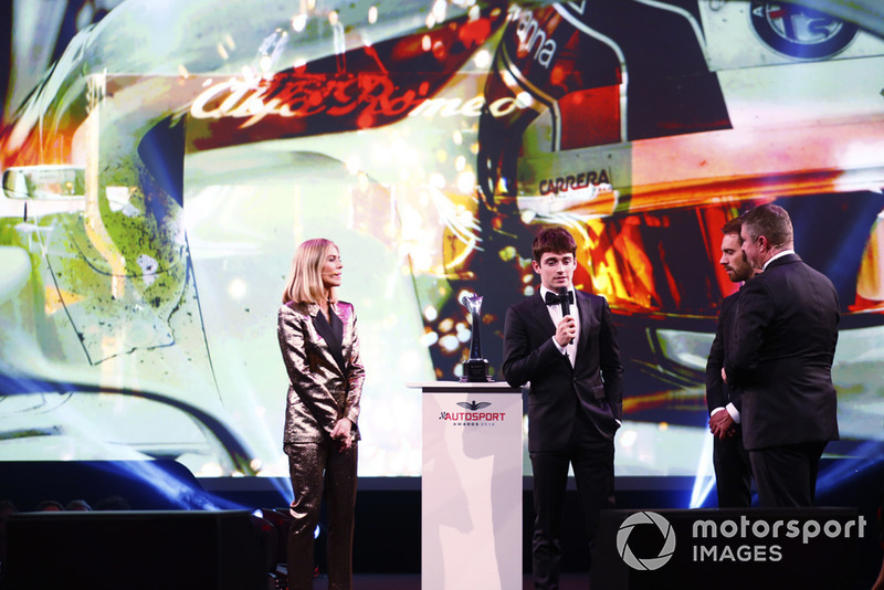 Il vincitore del "Rookie of the Year award", Charles Leclerc, sul palco