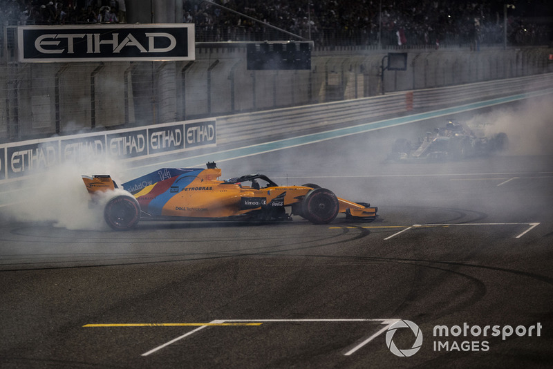 Fernando Alonso, McLaren MCL33 y Lewis Hamilton, Mercedes-AMG F1 W09 hacen donuts al final