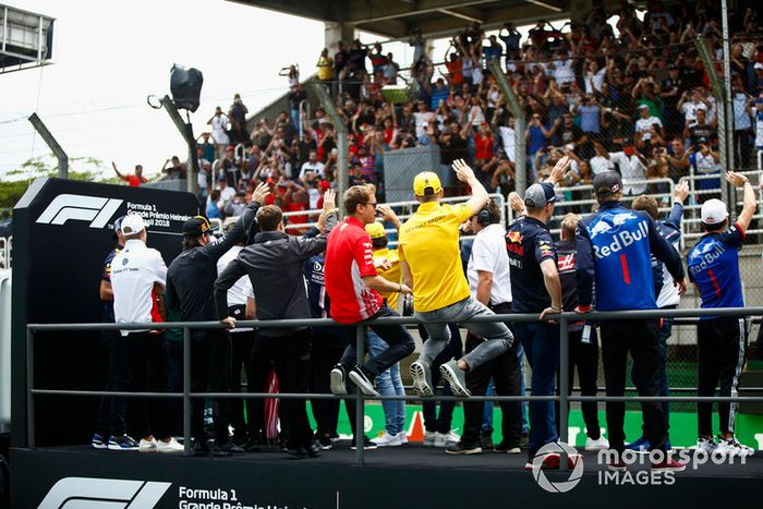 Daniel Ricciardo, Red Bull Racing, Marcus Ericsson, Sauber, Fernando Alonso, McLaren, Stoffel Vandoorne, McLaren, Sebastian Vettel, Ferrari, Nico Hulkenberg, Renault Sport F1 Team, Max Verstappen, Red Bull Racing, Brendon Hartley, Toro Rosso, y Pierre Gasly, Toro Rosso en el desfile de pilotos