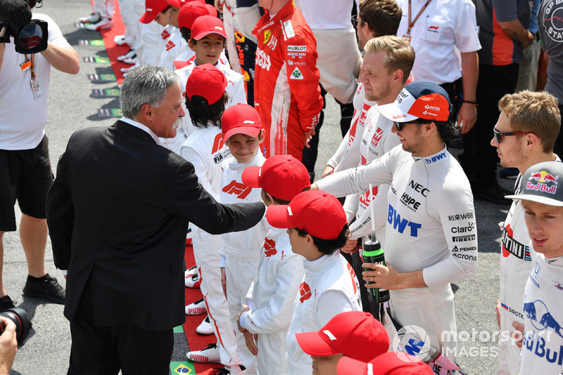 Chase Carey, directeur exécutif du Formula One Group et Sergio Perez, Racing Point Force India sur la grille