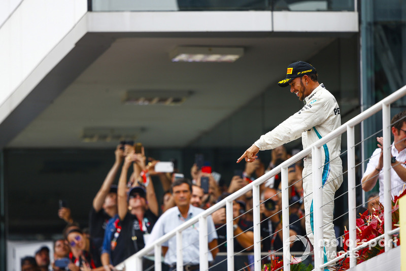 Lewis Hamilton, Mercedes AMG F1, festeggia la vittoria sul podio