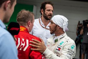 Lewis Hamilton, Mercedes AMG F1 e Kimi Raikkonen, Ferrari, nel parco chiuso