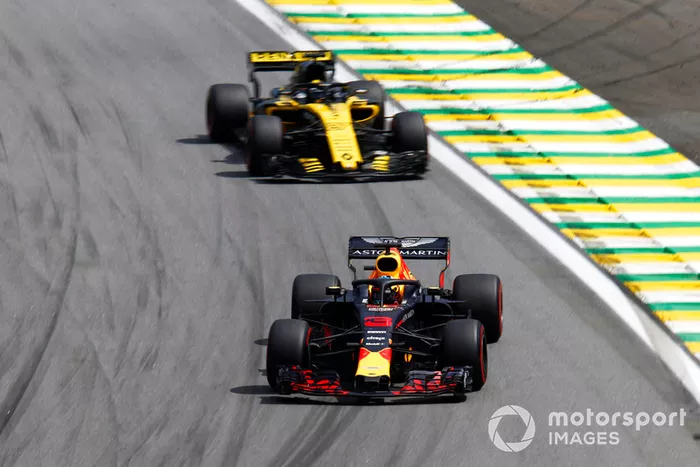 Daniel Ricciardo, Red Bull Racing RB14 and Nico Hulkenberg, Renault Sport F1 Team R.S. 18 