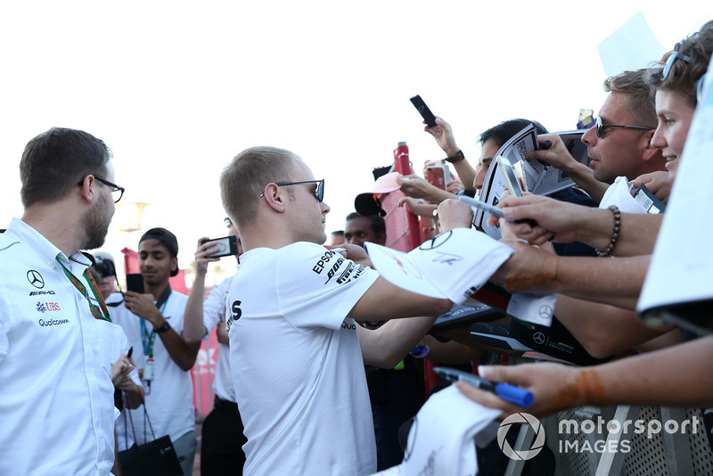 Valtteri Bottas, Mercedes AMG F1 signs autographs for the fans