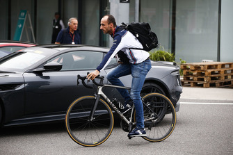 Robert Kubica, Williams Racing, llega al paddock en bicicleta