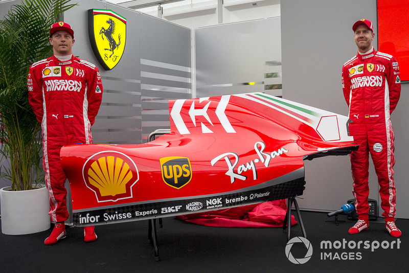 Raikkonen en Vettel onthullen de nieuwe Ferrari-livery.
