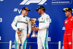 Tweede plaats Valtteri Bottas, Mercedes AMG F1, winnaar Lewis Hamilton, Mercedes AMG F1, derde plaats Sebastian Vettel, Ferrari, op het podium