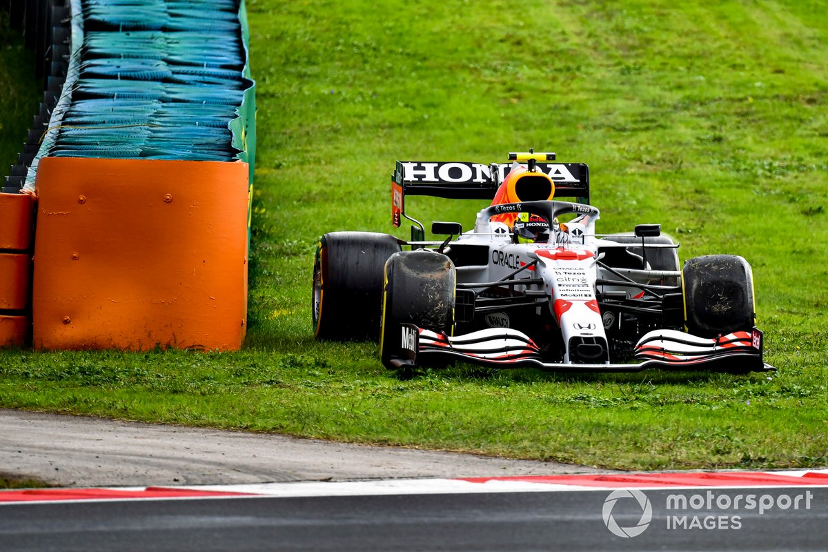 Sergio Pérez, Red Bull Racing RB16B, en la hierba