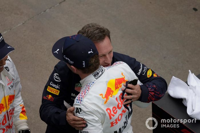 Christian Horner, director del equipo, Red Bull Racing, y Max Verstappen, Red Bull Racing, 2ª posición, celebran en el Parc Ferme