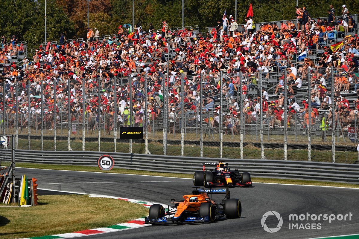 Daniel Ricciardo, McLaren MCL35M, Max Verstappen, Red Bull Racing RB16B