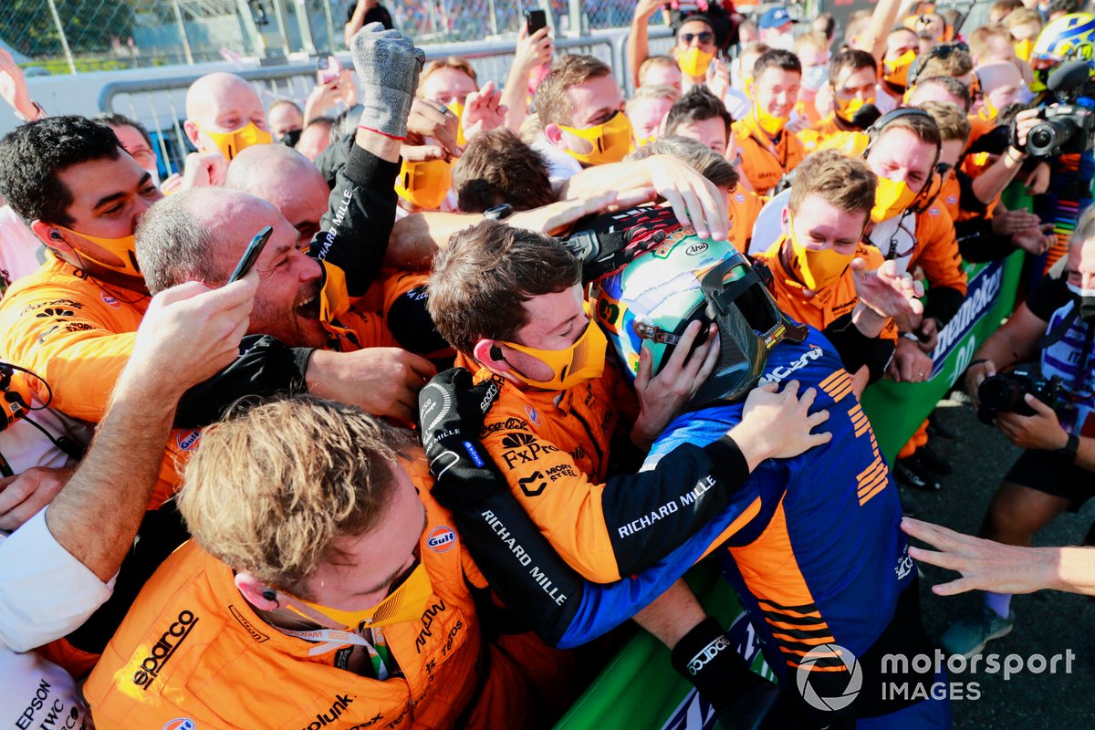 Ganador Daniel Ricciardo, McLaren, celebra en Parc Ferme con el equipo
