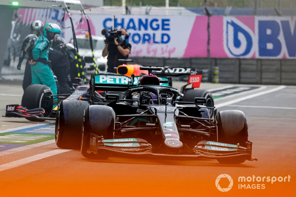 Lewis Hamilton, Mercedes W12, lascia il suo box mentre Max Verstappen, Red Bull Racing RB16B