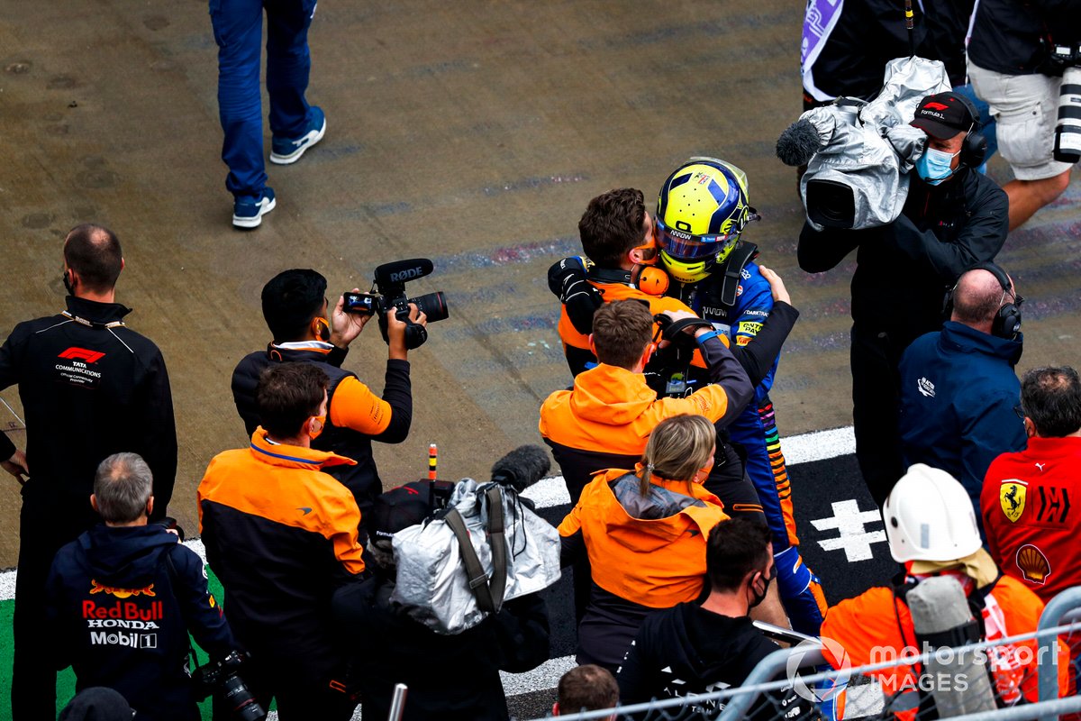 Ganador de la pole Lando Norris, de McLaren, celebra con su equipo