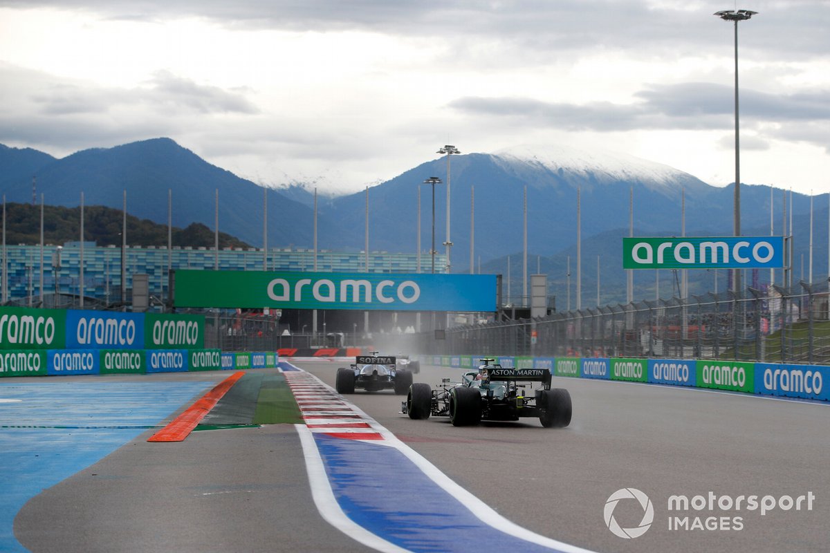 George Russell, Williams FW43B, Sebastian Vettel, Aston Martin AMR21