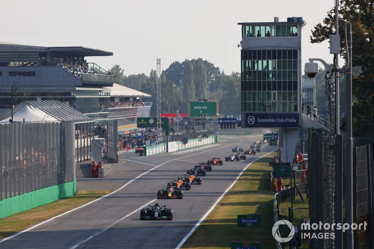 Valtteri Bottas, Mercedes W12, Max Verstappen, Red Bull Racing RB16B, e Daniel Ricciardo, McLaren MCL35M