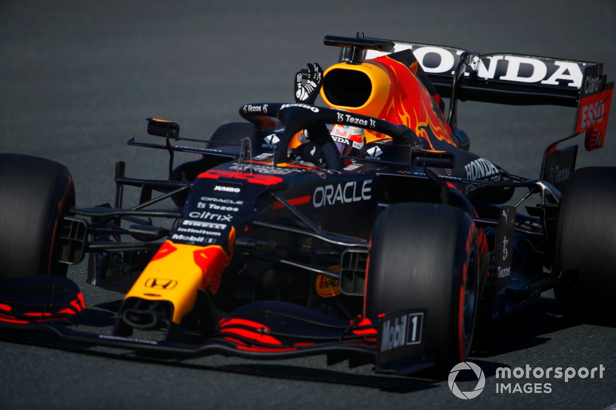 Max Verstappen, Red Bull Racing RB16B, saluta i fan dopo aver ottenuto la pole