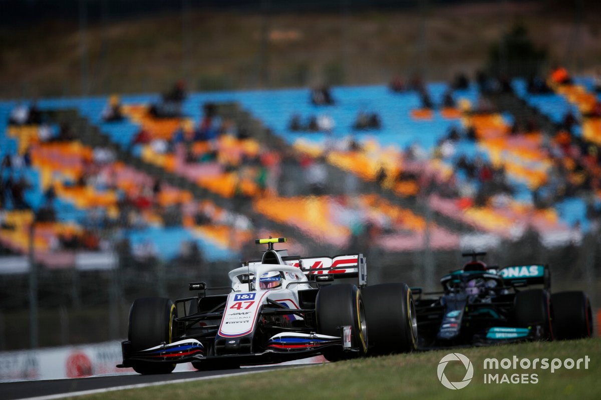 Mick Schumacher, Haas VF-21, Lewis Hamilton, Mercedes W12